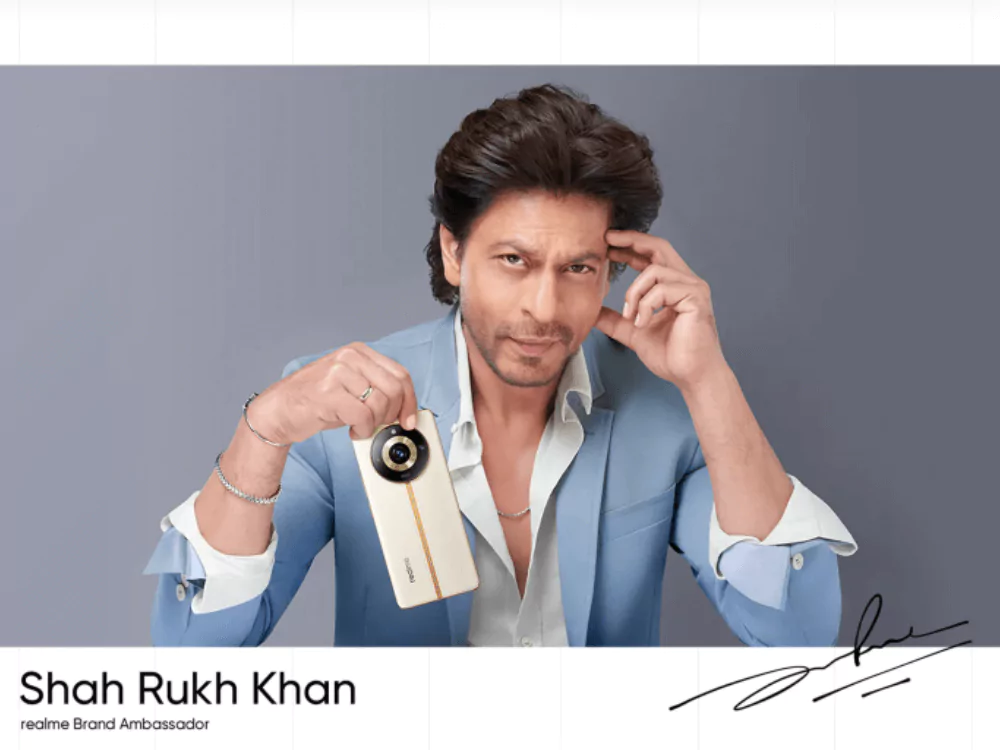realme-and-shah-rukh-khan-showcasing-their-collaboration-in-smartphone-marketing